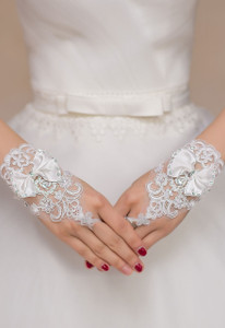 Off White Diamond Bow Accent Floral Lace Gloves