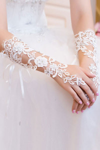 Off White Diamond Detail Hollow-out Lace Gloves