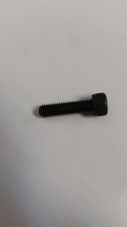 S1010 } BOLT 5MM X .8 X