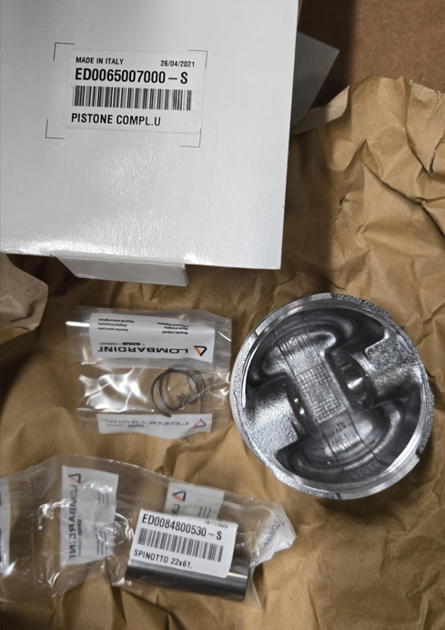 ED0065007000-S } PISTON STD.