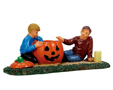 72487 - Pumpkin Carving - Lemax Spooky Town Figurines