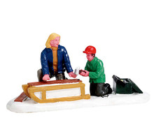 72508 - Building a Sled - Lemax Figurines
