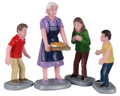 02945 - Family Tradition, Set of 4 - Lemax Figurines