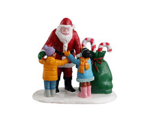 32211 - Santa Gets a Hug - Lemax Figurines
