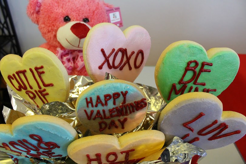 XOXO Conversation Hearts Cookie Bouquet.  What a great way to send sweet messages .  7 Cookie Bouquet.