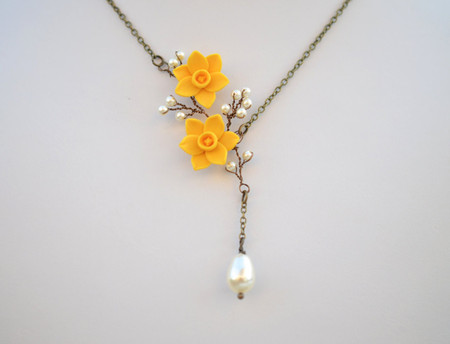 Cassie Vine Necklace in Yellow Daffodil