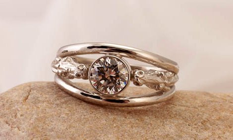 14k Yellow or White Gold Horse Head Ring with Center Diamond