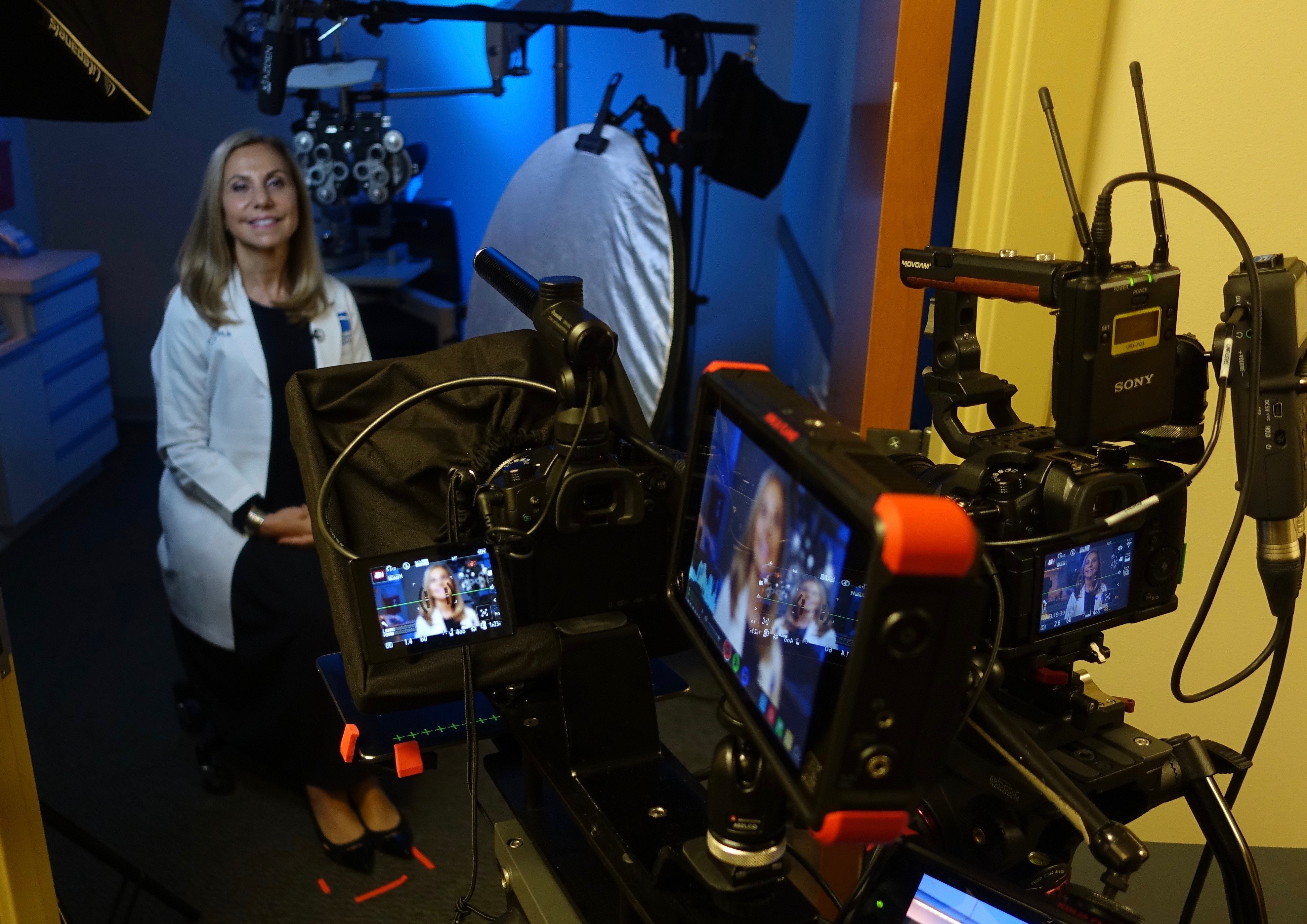 UltraLight 10 iPAD Teleprompter on the job Prompter People