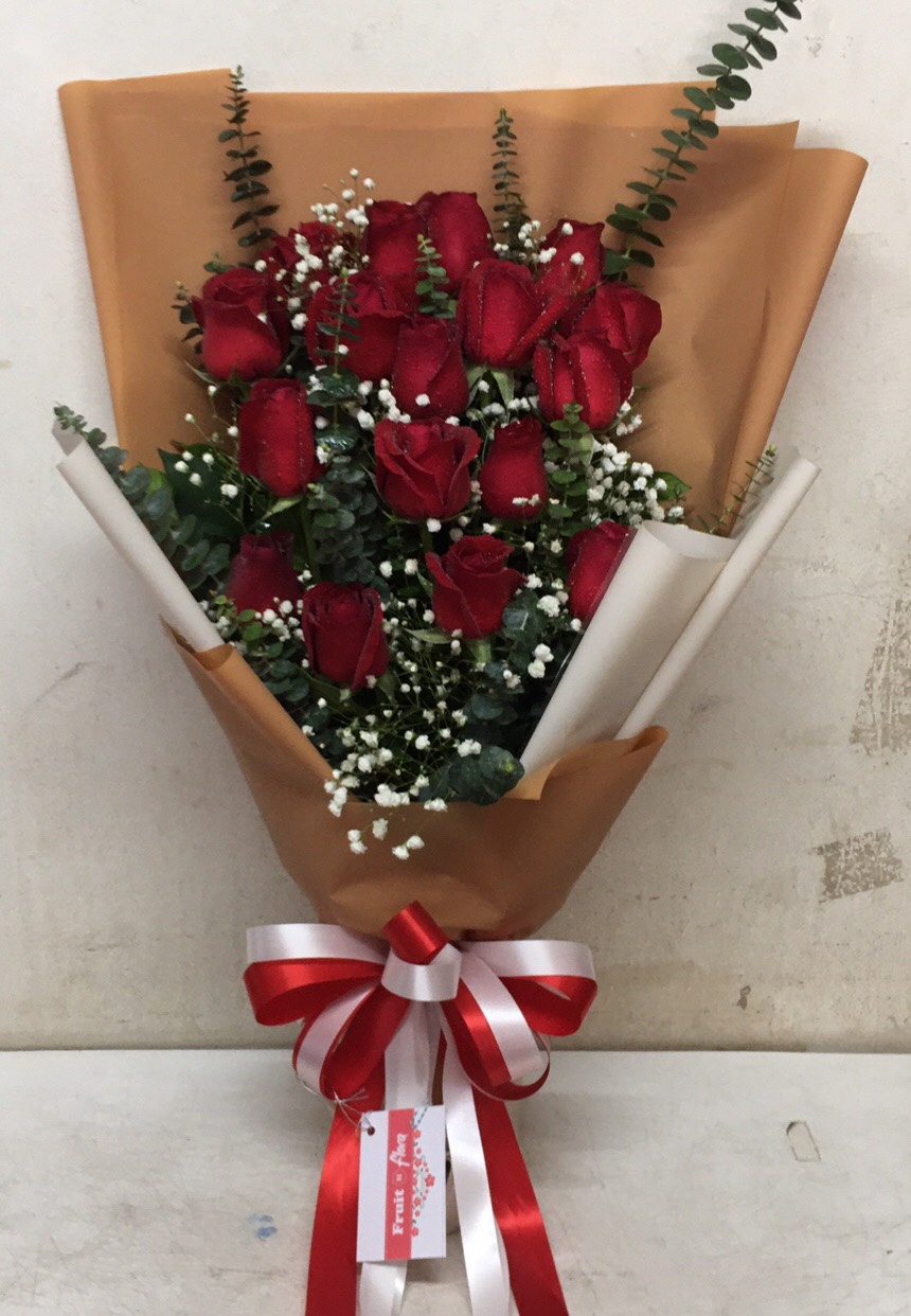 ช่อดอกกุหลาบแดงสุดโรแมนติก แซมด้วยดอกยิปโซและห่อด้วยกระดาษสีน้ำตาล