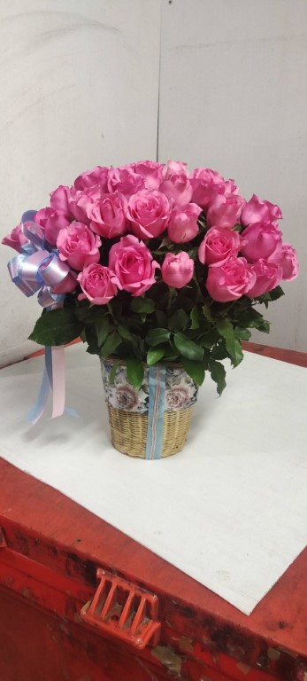 กระเช้าดอกกุหลาบสีชมพูสุดหวาน สร้างความสุขและรอยยิ้มให้ผู้รับได้ดีค่ะ