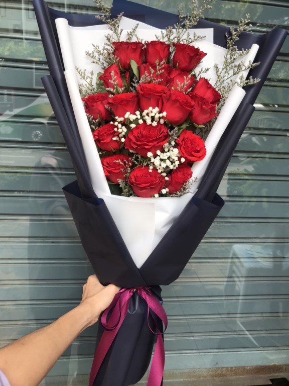 บอกรักคนสำคัญให้ประทับใจแบบไม่รู้ลืม ต้องมีช่อดอกไม้วาเลนไทน์ช่อนี้ ซึ่งจัดด้วยดอกกุหลาบสีแดง 18 ดอก แซมช่อดอกยิปโซและดอกแคสเปีย 