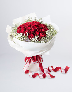 ช่อดอกไม้จัดด้วยดอกกุหลาบสีแดง 30 ดอก แซมดอกยิปซีและแคสเปีย ผูกริบบิ้นสีแดงและสีขาว