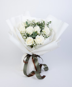 ช่อดอกกุหลาบสีขาว 8 ดอก แซมดอกยิปซี และยูคาลิปตัสใบกลม ห่อกระดาษสีขาว ผูกริบบิ้นสีเขียวเข้ม พื้นหลังขาว