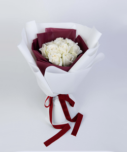 ช่อดอกกุหลาบสีขาว 10 ดอก ห่อด้วยกระดาษสีแดงเลือดหมูและกระดาษสีขาว ผูกริบบิ้นสีดำ