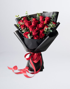 ดอกกุุหลาบสีแดง ขนาดกลาง จำนวน 22 ดอก ห่อหุ่มด้วยกระดาษห่อสีดำ พร้อมผูกด้วยริบบิ้นสีแดง