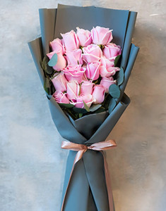 ช่อดอกกุหลาบชมพู 20 ดอก สุดพรีเมียม จัดช่อด้วยกระดาษห่อโทนสีเทาครีม (Cadet Grey) แซมใบยูคาลิปตัสกลม
