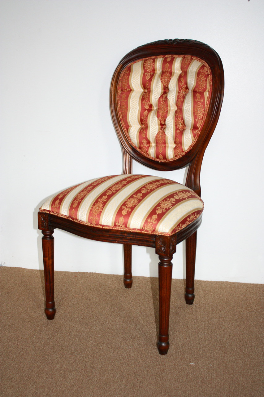 Laurel Crown Victorian Balloon-Back Oval Chair - Mahogany