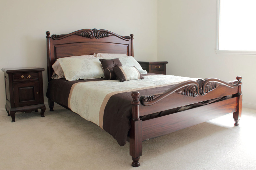 Queen Size Colonial Bed