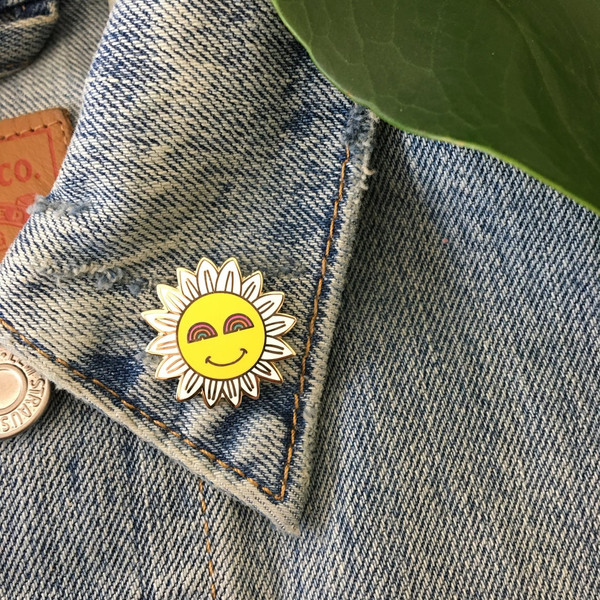 Smiley Face Daisy Enamel Pin - Gold - Wildflower + Co.
………………………………….………………………………….……………………..
Cute & cheery daisy with smiley face enamel pin! Even the eyes are rainbows :)
