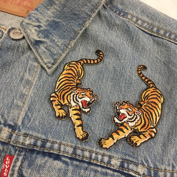 Savage, climbing tiger patches are perfect for bad asses. Intricately embroidered. We designed these as a pair - mirror images of each other. They are sized to look awesome on the yoke of a jacket (& just about anywhere!).

♥ Left side only
