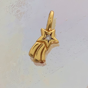 JW00831-GLD-OS Teeny Shooting Star Charm, Gold Vermeil, Dainty Necklace, charm, dainty necklace, delicate necklace, layering necklace, minimalist necklace, simple necklace, tiny charm necklace, gift, gold, golden, star, shooting star, star charm, gold charm, gold necklace