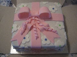 Picture of Beneradette Niebuhrs Fondant Covered cake wth bow close up