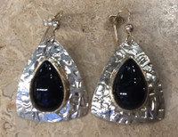 EARRINGS NAVAJO TRIANGULAR HAMMERED SILVER TEARDROP ONYX FRENCH WIRE ONXY EVERETT AND MARY TELLER 