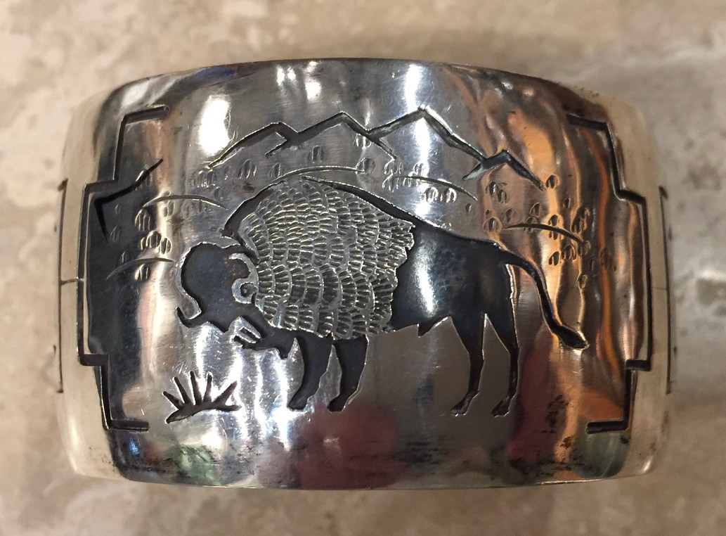 BRACELET NAVAJO BUFFALO BISON TATONKA MOUNTAINS FEATHER MOTIF WIDE