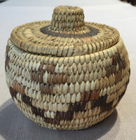 1940'S- 1950'S BASKET PAPAGO LIDDED WILLOW & DEVILS CLAW