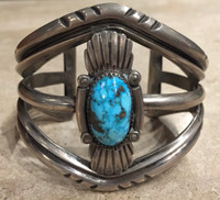 BRACELETS NAVAJO HEAVY 3 WIRE SILVER WITH SMALL SINGLE CENTER OVAL VERTICAL STONE TURQUOISE 