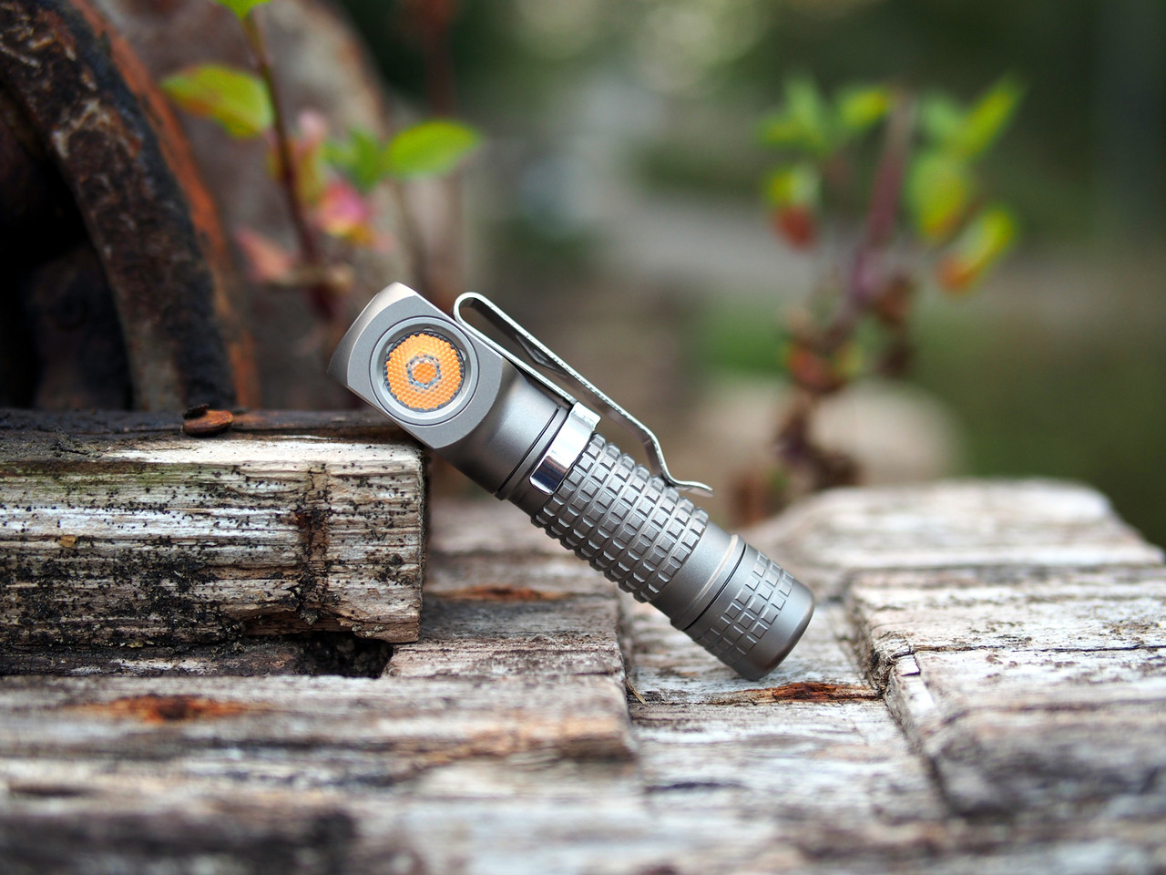 E02 III - Titanium - Small Flashlight - Mankerlight Official