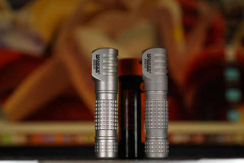 Left: beadblasted Ti, Right: Stonewashed Ti.