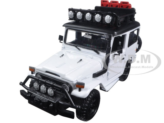 ミニカー Toyota FJ40 Land Cruiser 1:24 TOYOTA FJ40 LAND CRUISER BEIGE 1/24 DIECAST MODEL CAR BY