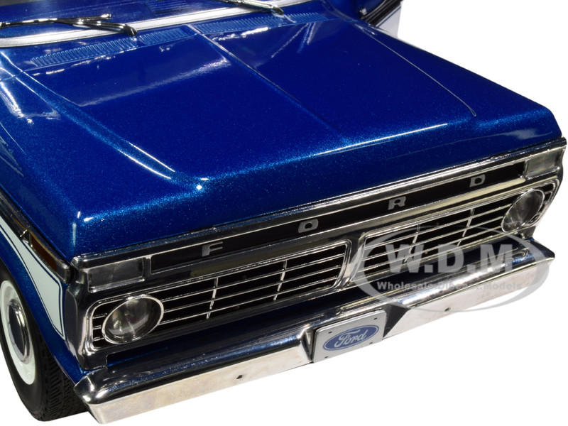 Midnight Blue and Deluxe Box Cover 13544 GreenLight 1:18 1975 Ford F-100 