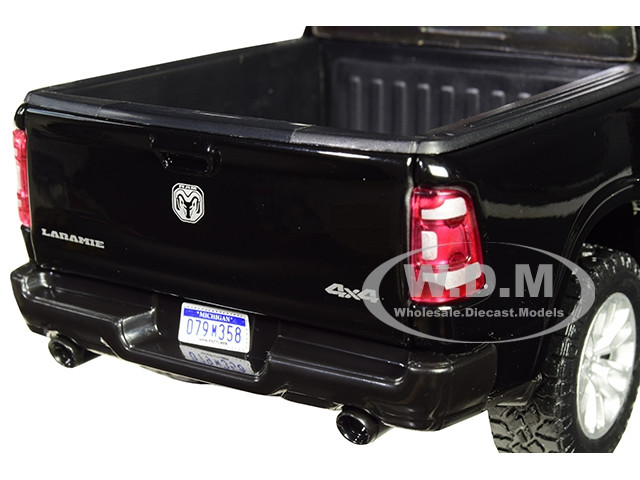 MotorMax 1:24 Scale 2019 Dodge Ram 1500 Laramie Diecast Model – Crew Cab, Metal Body, Detailed Interior