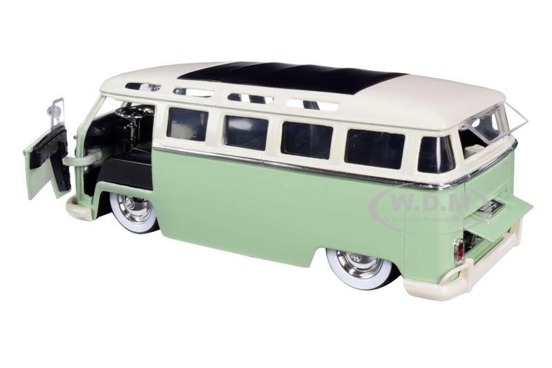 Green Jada 99064-MJ Bigtime Kustoms 1962 Volkswagen Bus 1:24 2-Tone Cream
