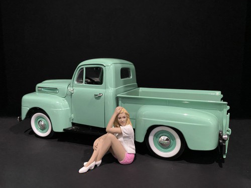 Car Girl in Tee Madee Figurine for 1/24 Scale Models American Diorama 38339