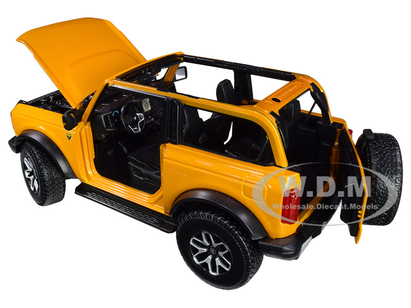 1//18 DIECAST MODEL CAR BY MAISTO 31457 2021 FORD BRONCO BADLANDS ORANGE MET