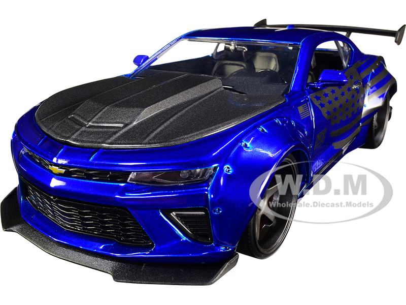 2016 CHEVROLET CAMARO WIDEBODY BLUE W/USA FLAG GRAPHICS 1/24 MODEL