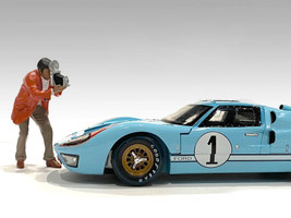 Race Day 1 Figurine III for 1/24 Scale Models American Diorama 76385
