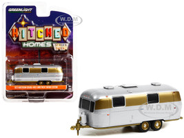 1972 Airstream Double-Axle Land Yacht Safari Custom Travel Trailer Chrome and Gold Hitched Homes Series 12 1/64 Diecast Model Greenlight 34120C