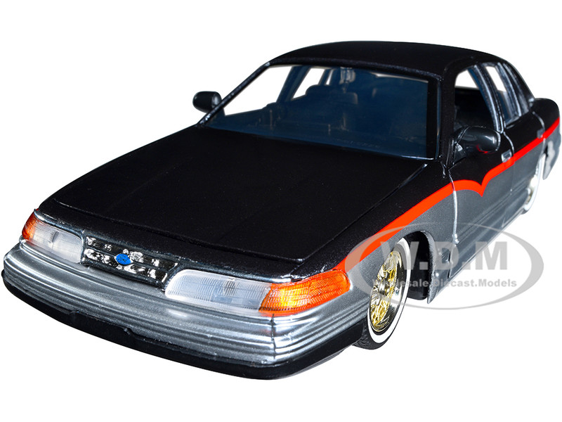 CROWN ' Saloon' 1/24 未組立 1993-1997 FORD CROWN VICTORIA LOWRIDER BLACK & SILVER 1/24 MODEL
