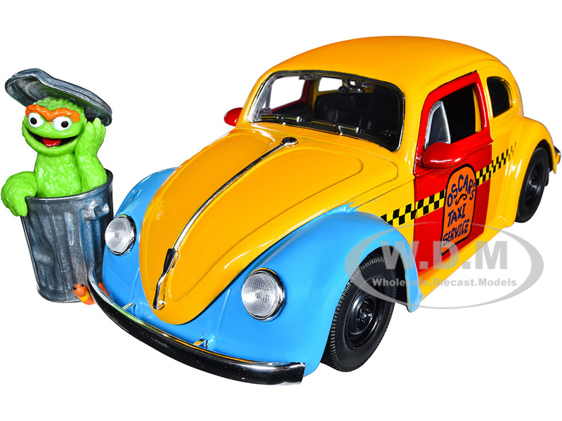 1959 VOLKSWAGEN BEETLE TAXI & OSCAR FIGURE SESAME STREET 1/24