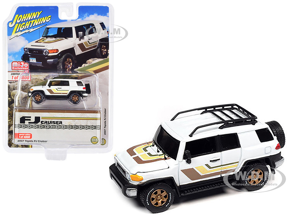 2007 Toyota FJ Cruiser White with Stripes and Roofrack