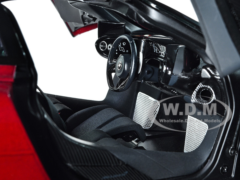 MCLAREN SPEEDTAIL VOLCANO RED W/SUITCASES 1/18 MODEL CAR BY