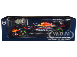 Red Bull Racing RB18 #1 Max Verstappen Oracle Winner F1 Formula One Japanese GP 2022 with Driver and World Champion Pit Board Limited Edition to 1602 pieces Worldwide 1/18 Diecast Model Car Minichamps 110221801