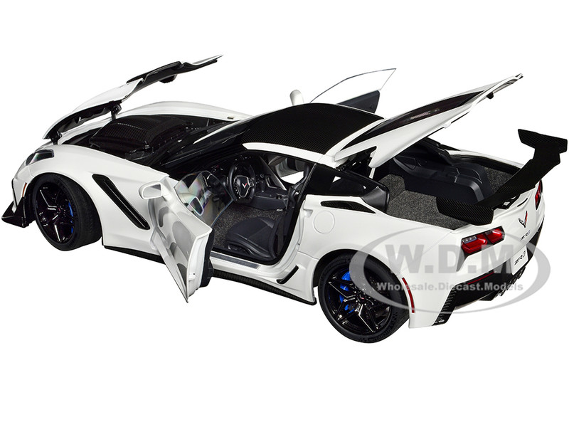 2019 Chevrolet Corvette C7 ZR1 Arctic White with Carbon Top 1/18