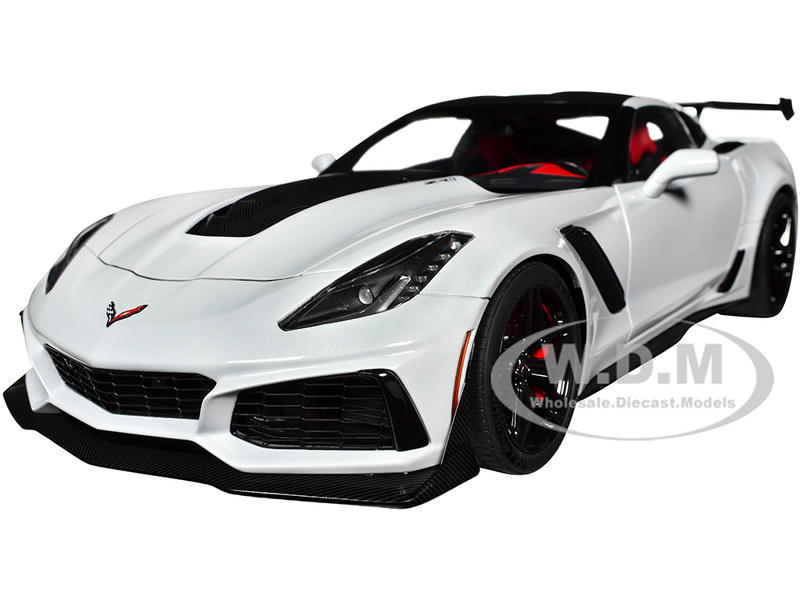 2019 Chevrolet Corvette C7 ZR1 Ceramic Matrix Gray Metallic with Carbon Top 1/18 Model Car Autoart 71277