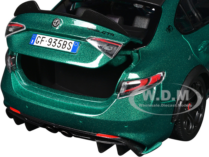 Alfa Romeo Giulia GTA Green Metallic with Carbon Top 1/18 Diecast