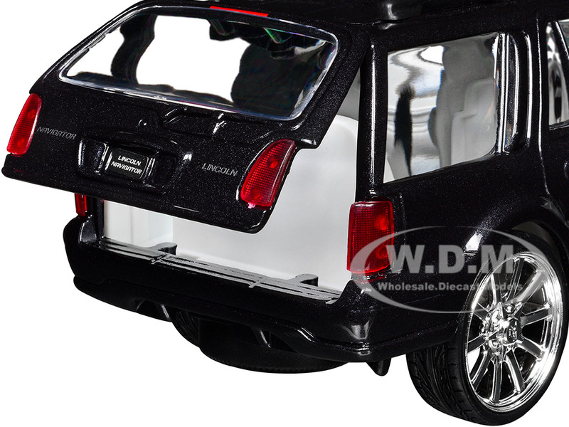 1998 LINCOLN NAVIGATOR BLACK METALLIC 1/24 DIECAST MODEL CAR BY